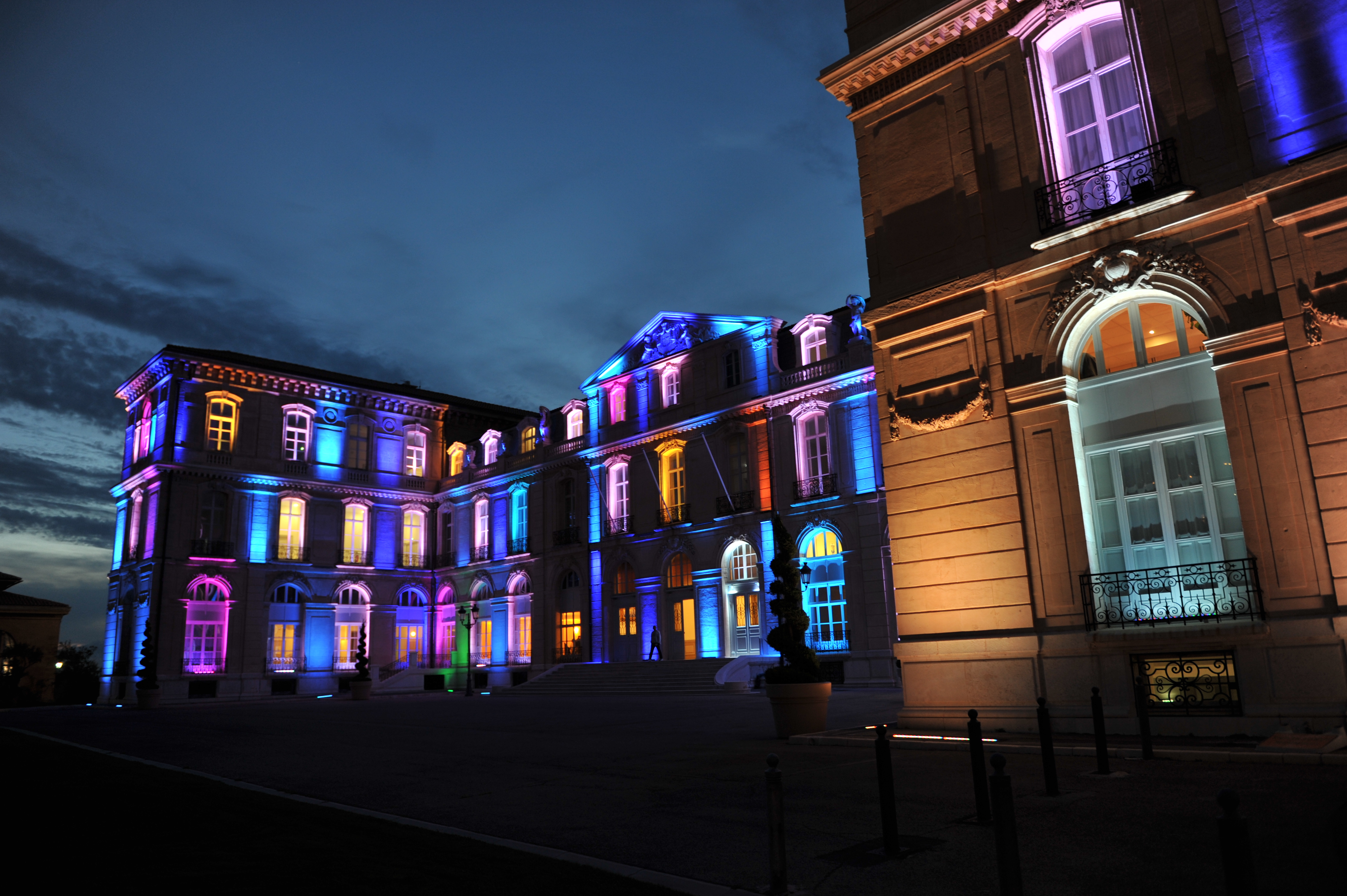 Vue nocturne du Palais du Pharo